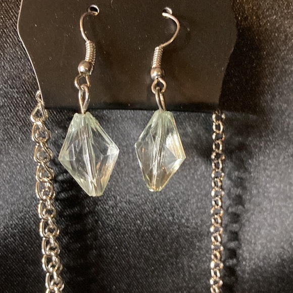 NWT! Gorgeous Grab and Statement Piece Mint Green Necklace w/ Matching Earrings! - Picture 4 of 4